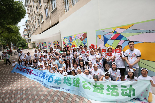 立邦攜手公益伙伴們開展“人生萬花筒”社區美化百米墻繪活動